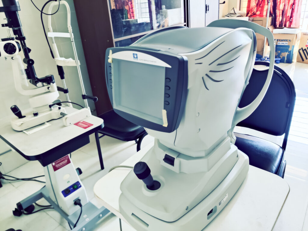 Refractive ophthalmology diagnostic equipment for vision correction evaluation